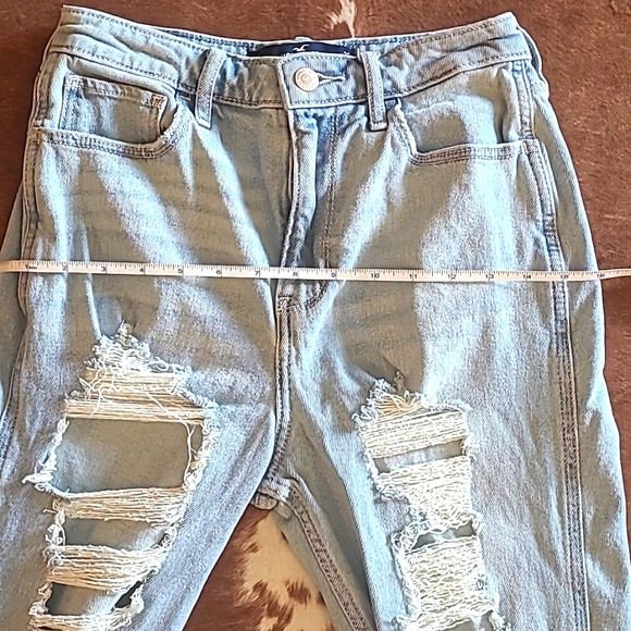 Hollister Ultra High Rise Destroyed Ripped Mom Jeans Size 26 - Picture 14 of 16